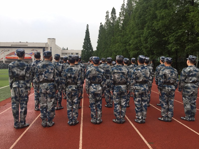 1 同学们在雨后的操场上站军姿.jpg
