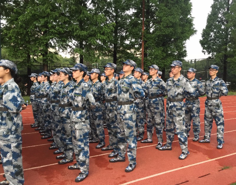 4 气势昂扬的跨立.jpg