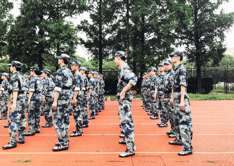 1.帅气的军训照.jpg