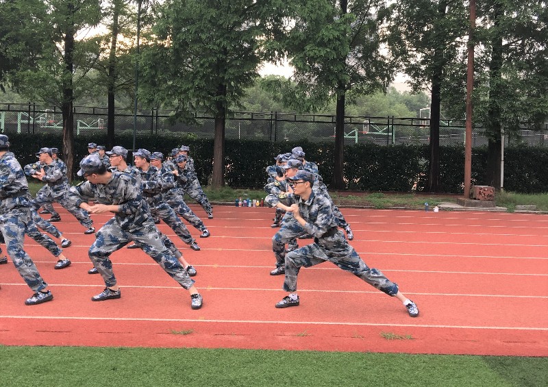 2.同学们在学习擒敌拳.jpg