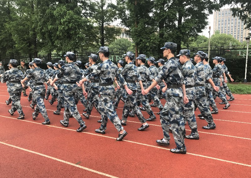 4.同学们在练习踏步走.jpg