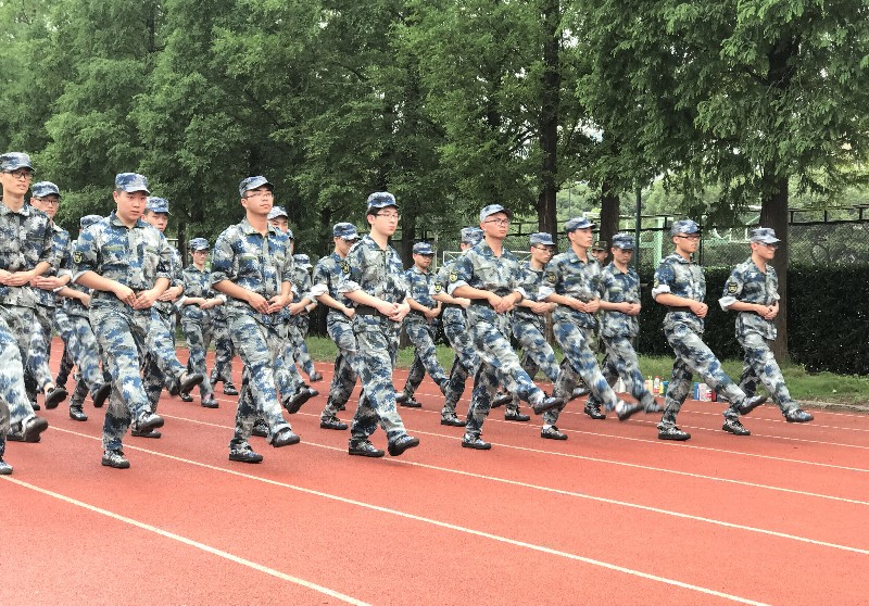 5.同学们在踢正步.jpg