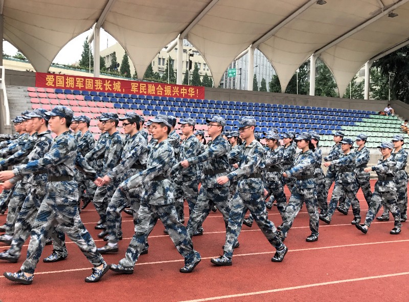 6.同学们接受首长的检验.jpg